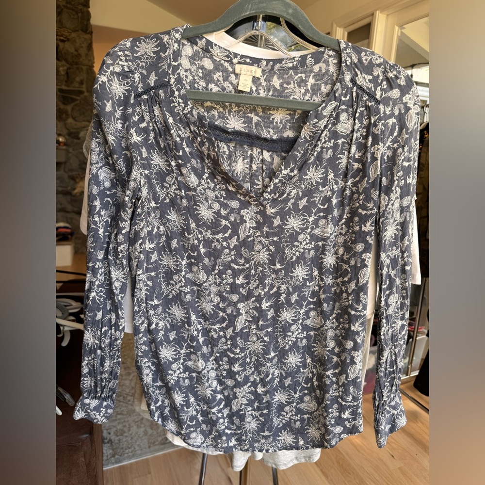 Hinge gray-blue floral blouse top w crochet detailing